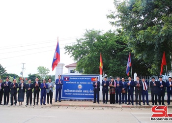 Đoàn đại biểu cấp xùng tỉnh Sơn La pày dàm, dệt vịa cắp tỉnh Bò Kẹo