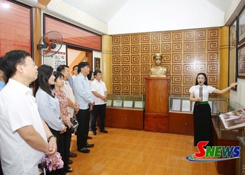  Delegation from National Assembly's Committee for Deputy Affairs pays tribute at Tay Tien Regiment 52 historical relic site