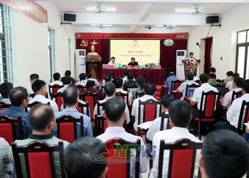 Provincial leader listens to Chieng Khoong residents' opinions