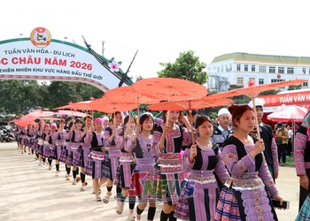 Colourful ethnic traditions fill the streets of Moc Chau