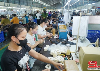 Bảo đảm đời sống cho công nhân