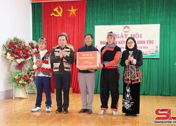 Đồng chí Phó Chủ tịch Thường trực UBND tỉnh dự Ngày hội đại đoàn kết toàn dân tộc tại bản Tà Xùa 