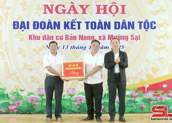 Trưởng Ban Tổ chức Tỉnh uỷ dự Ngày hội đại đoàn kết bản Nong xã Mường Sại