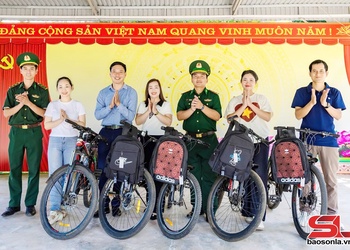 Hành trình mang hạnh phúc cho học trò nghèo