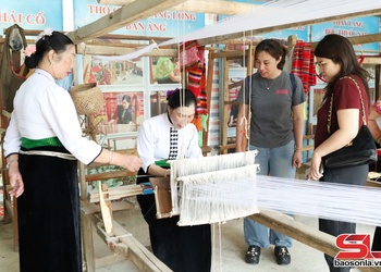 Khai thác giá trị văn hóa truyền thống để phát triển du lịch