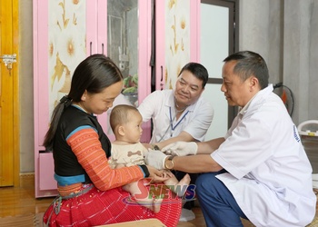 Bảo vệ, chăm sóc sức khỏe bà mẹ và trẻ em ở vùng cao Tà Xùa