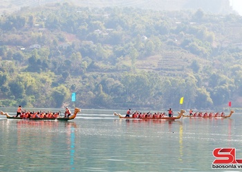 Sôi động phần thi đua thuyền trên lòng hồ thủy điện Sơn La
