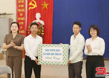 Đồng chí Trưởng ban Tuyên giáo và Dân vận Tỉnh ủy sinh hoạt với Chi bộ bản Pá Nó