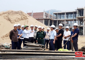 Kiểm tra tiến độ xây dựng trường học các xã biên giới Chiềng Khoong, Mường Hung, Chiềng Khương