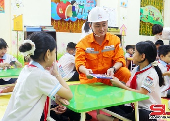 Lan tỏa ý thức trách nhiệm tiết năng lượng điện thông qua cuốn sách "Bí mật Quả cầu tím"