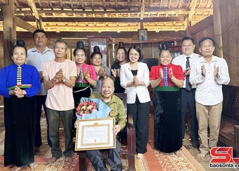 Đồng chí Trưởng ban Tuyên giáo và Dân vận Tỉnh ủy trao tặng Huy hiệu Đảng tại xã Tà Hộc, Chiềng Sung