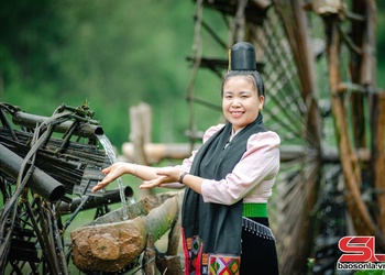 Giữ nhịp quay cọn nước bên dòng Nặm É
