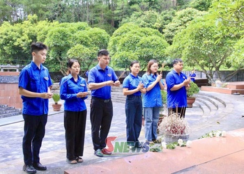 Đoàn thanh niên Sở Văn hóa, Thể thao và Du lịch dâng hương tưởng nhớ các anh hùng liệt sĩ
