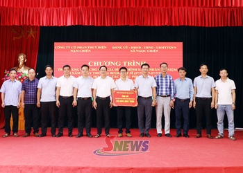 Trao quà gia đình chính sách và hỗ trợ khắc phục hậu quả mưa lũ tại xã Ngọc Chiến