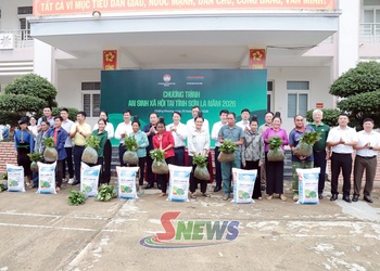 Báo Nông nghiệp và Môi trường và các đơn vị hỗ trợ sinh kế cho hộ nghèo, cận nghèo, hoàn cảnh khó khăn tại các xã vùng III tỉnh Sơn La