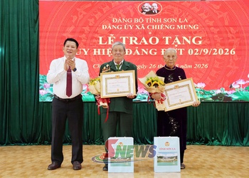 Đồng chí Phó Bí thư Thường trực Tỉnh uỷ, Chủ tịch HĐND tỉnh trao Huy hiệu Đảng tại xã Chiềng Mung