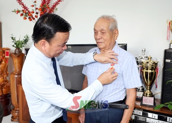 Đồng chí Phó Chủ tịch Thường trực UBND tỉnh trao Huy hiệu Đảng tại xã Mường Cơi và Phù Yên