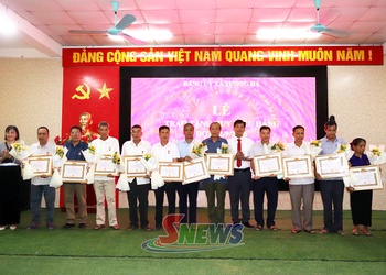 Tường Hạ có 20 đảng viên được trao tặng Huy hiệu Đảng đợt 2/9