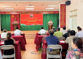 Đảng ủy xã Bình Thuận trao tặng huy hiệu Đảng cho các đảng viên