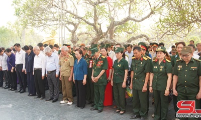 Dâng hương tưởng niệm các Anh hùng liệt sĩ hy sinh trong chiến dịch Điện Biên Phủ