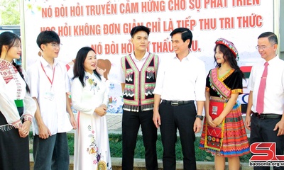 Học sinh Sơn La hân hoan bước vào năm học mới