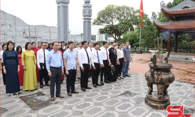 Hội Nhà báo tỉnh dâng hoa dâng hương Đền thờ Bác Hồ và các Anh hùng liệt sĩ Nhà tù Sơn La