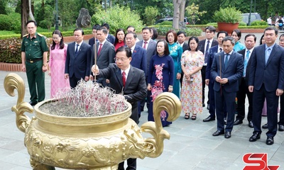 Đoàn công tác của Ban Thường vụ Tỉnh ủy Lạng Sơn dâng hương tưởng nhớ Chủ tịch Hồ Chí Minh và các Anh hùng liệt sĩ