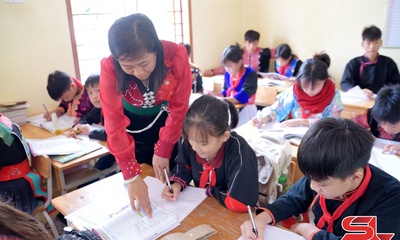 Duy trì mặc trang phục truyền thống trong công sở và trường học ở Chiềng Sại