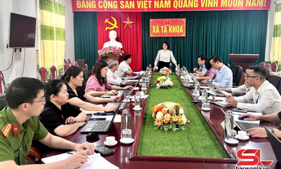 Đồng chí Trưởng ban Tuyên giáo và Dân vận Tỉnh ủy kiểm tra công tác chuẩn bị bầu cử tại xã Tạ Khoa