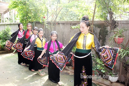 Gìn giữ, phát huy giá trị văn hóa dân tộc Thái