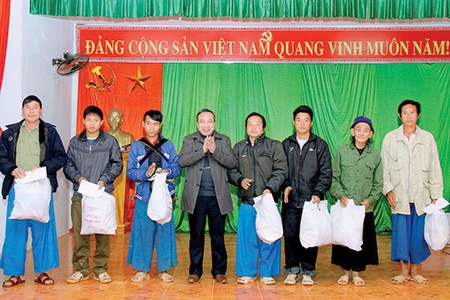 Báo Sơn La thăm, tặng quà, chúc tết xã Hang Chú