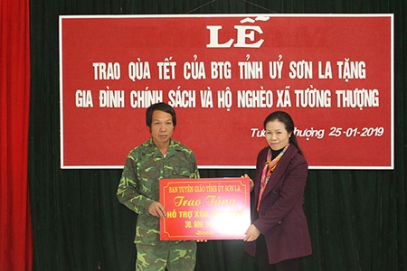 Ban Tuyên giáo tỉnh ủy thăm, tặng quà, chúc tết xã Tường Thượng