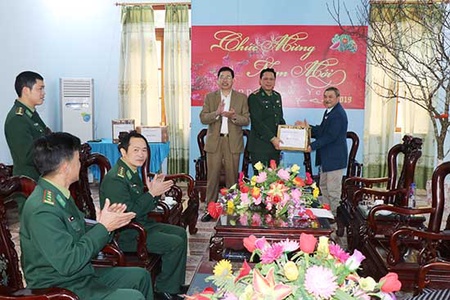 Trao tặng các ấn phẩm trưng bày tại Hội báo Xuân cho Bộ đội Biên phòng