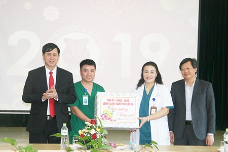 Đồng chí Chủ tịch UBND tỉnh thăm, chúc Tết các đơn vị trên địa bàn tỉnh