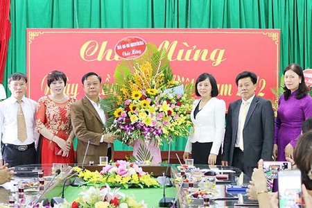 Đồng chí Phó Chủ tịch UBND tỉnh thăm, chúc mừng cán bộ, công chức, viên chức ngành Y tế nhân kỷ niệm 64 năm Ngày Thầy thuốc Việt Nam