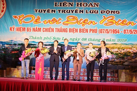 Liên hoan tuyên truyền lưu động “Về với Điện Biên”