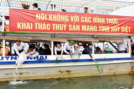 Lễ thả cá giống tái tạo nguồn lợi thủy sản