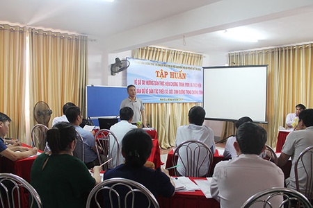 Tập huấn về Sổ tay hướng dẫn thực hiện Chương trình và thực hiện các vấn đề về dân tộc thiểu số, giới, dinh dưỡng 