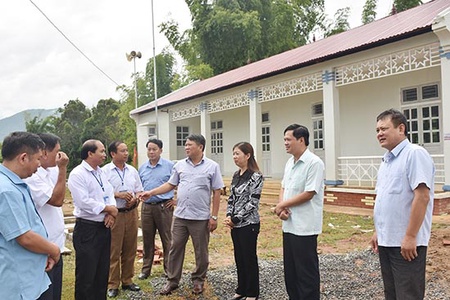 Đồng chí Phó Chủ tịch UBND tỉnh kiểm tra các xã đăng ký đạt chuẩn nông thôn mới