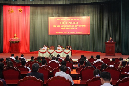 Đồng chí Tòng Thị Phóng, Ủy viên Bộ Chính trị, Phó Chủ tịch Thường trực Quốc hội tiếp xúc cử tri huyện Mộc Châu