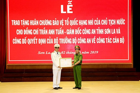 Lễ trao tặng Huân chương Bảo vệ Tổ quốc hạng Nhì cho đồng chí Trần Anh Tuấn, Giám đốc Công an tỉnh Sơn La 