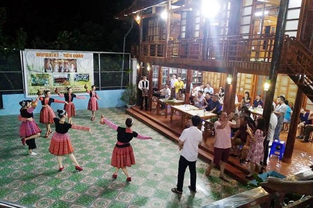 Phát triển du lịch gắn với bảo tồn bản sắc văn hóa dân tộc