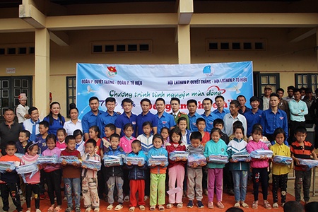 Chương trình tình nguyện trao quà “Đông ấm cho em”