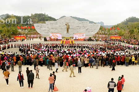 Ngàn hoa dâng Đảng, Bác Hồ kính yêu