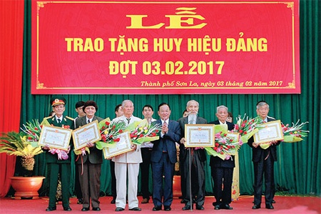 Trao tặng Huy hiệu Đảng đợt 3/2