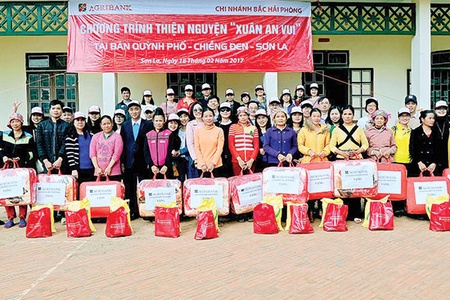 Agribank chi nhánh Bắc Hải Phòng:  Trao 52 suất quà cho hộ tái định cư bản Quỳnh Phố