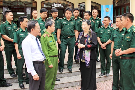 Đồng chí Tòng Thị Phóng, Ủy viên Bộ Chính trị, Phó Chủ tịch Thường trực Quốc hội tiếp xúc cử tri tại tỉnh ta