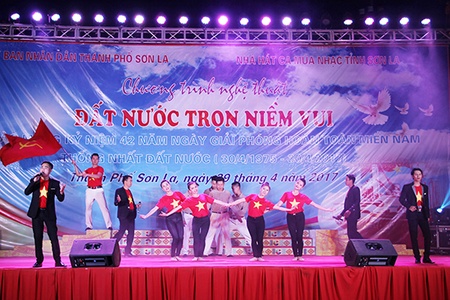 Chương trình nghệ thuật “Đất nước trọn niềm vui”