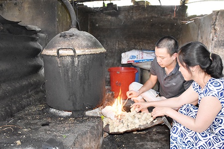 Rượu dâu tây  ở bản Xuân Quế