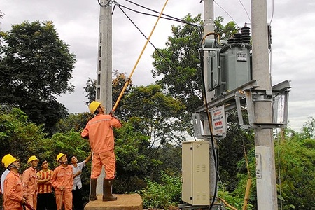 Hơn 300 hộ dân xã Chiềng Xuân có điện lưới quốc gia   